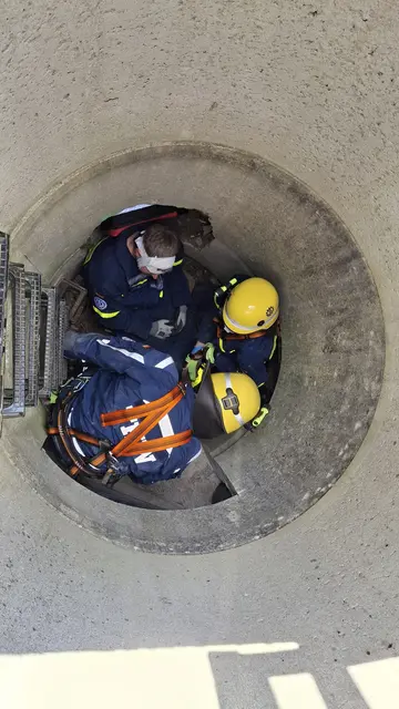Einsatz unter beengten Bedingungen. Harte Arbeit, um an den Verletzten zu kommen. | Foto: THW Miltenberg
