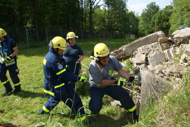 Mit vereinten Kräften wurde ein Verletzter aus seiner misslichen Lage befreit. | Foto: THW Miltenberg