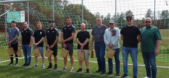 Von links: Maxi Völker, Timo und Steffen Durschang, Vorsitzender Daniel Rollmann, Lukas
Pfeifer, Patrick Eichelsbacher, Karl Speckhard, Roland Kaufmann, Vorsitzender Philipp Zwießler und
Vorstand Finanzen Alex Roth.
