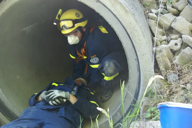 Ein Helfer beim Stabilisieren des Verletzten. | Foto: THW Miltenberg
