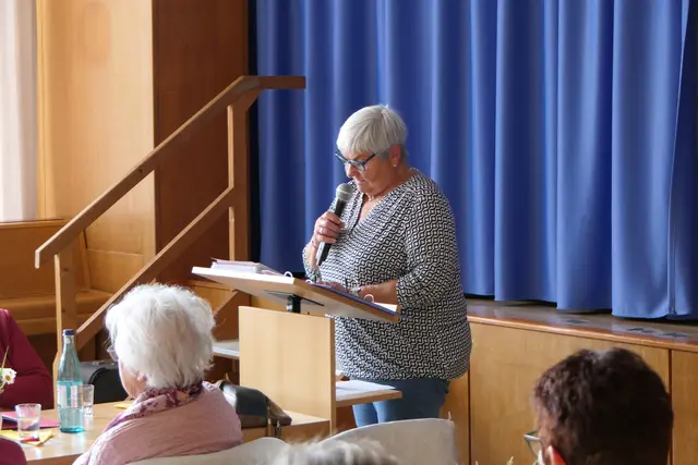Renate Wolf bei Ihrem Vortrag über die Schmunzelsteine. | Foto: Stefan Wolf