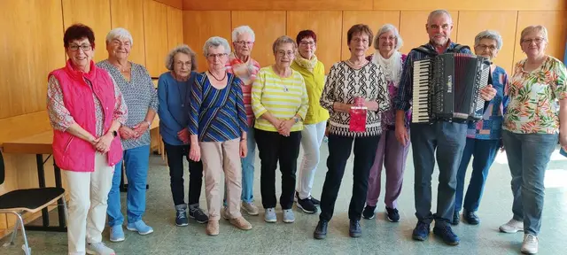 Das Helferteam gratulierte Waltraud Schönborn mit einem Ständchen. | Foto: Elvira Hofmann