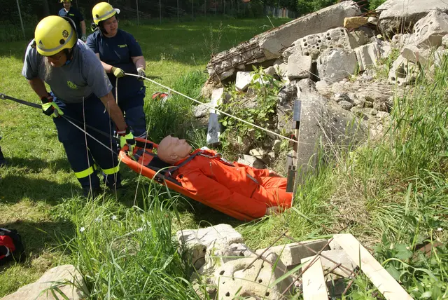 Geschafft! Der Verletzte ist aus dem gröbsten raus. | Foto: THW Miltenberg