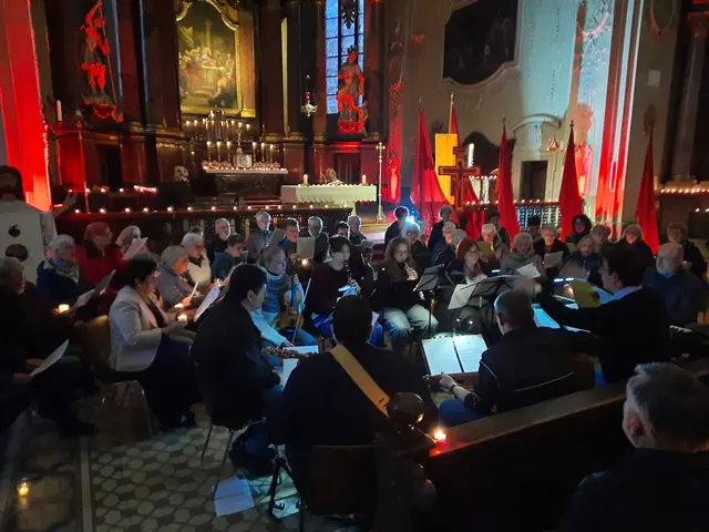 Vierzig Sängerinnen und Sänger sowie acht Musikerinnen und Musiker bildeten beim Taizé-Gebet der "Nacht der Lichter" eine perfekte Klangharmonie. | Foto: Achim Dörr