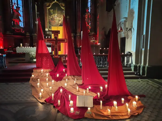 Die vielen brennenden Kerzen in der Wallfahrtsbasilika zum Heiligen Blut sind Symbol für die Auferstehung und das Leben. | Foto: Achim Dörr