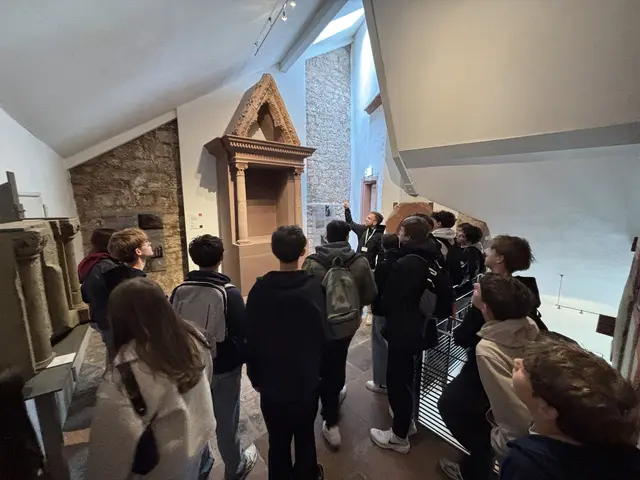 Toragiebel aus der alten Synagoge aus Zeit vor 1300, die beiden Torasäulen und die rechte Basis aus der neuen Synagoge um 1900 | Foto: Brigitte Hartung-Bretz