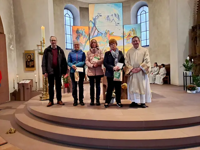 von links nach rechts: Dr. Albert Brendle, Elisabeth Marschall-Osterrieder, Nina Reuling, Gabi Firmbach, Diakon Florian Grimm; es fehlen: Lukas Hartmann und Maria Schön | Foto: Martin Winkler