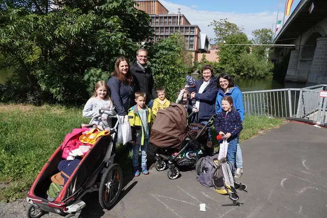 Ihnen hat es sichtlich gefallen. Zwei Familien aus Tauberbischofsheim am vergangenen Samstag auf dem Würzburger Katholikentag. Foto Roland Schönmüller 


