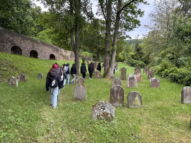 Auf dem jüdischen Friedhof in Miltenberg, im Hintergrund ein Teil der Stadtmauer | Foto: Brigitte Hartung-Bretz