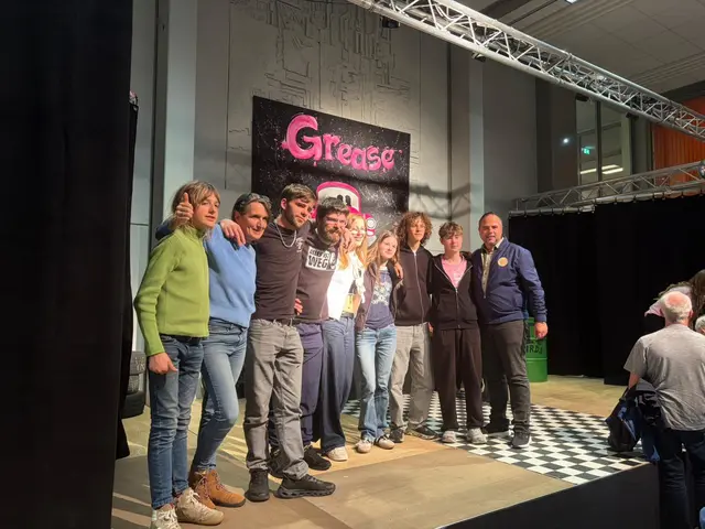 Einige Mitglieder des Obernburger Theatervereins Die Granatsplitter e.V. beim Besuch des Musicals "Grease" in der Main-Limes-Realschule | Foto: Theaterverein Obernburg