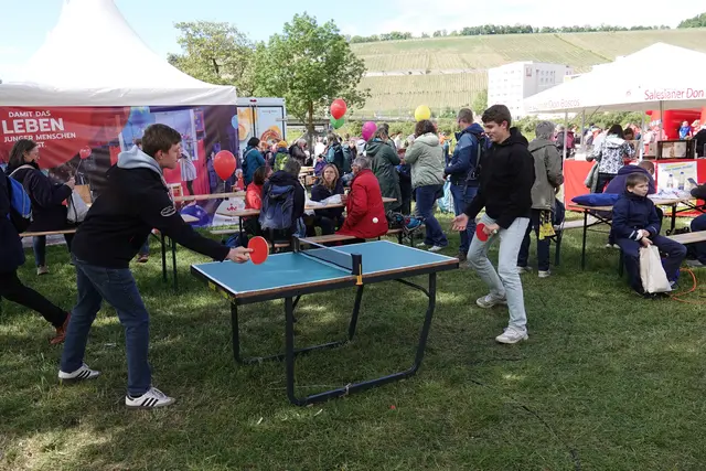 BU1: Ihnen hat es sichtlich gefallen. Zwei Familien aus Tauberbischofsheim am vergangenen Samstag auf dem in nachhaltiges Erlebnis war der Würzburger Katholikentag auch für Kids und Teens. Foto Roland Schönmüller 
