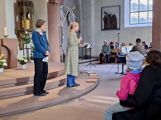 Frau Eck (mit Mikrophon) und Frau Küster nehmen Bezug auf das Evangelium von der Heilung des blinden Bettlers Bartimäus | Foto: Martin Winkler