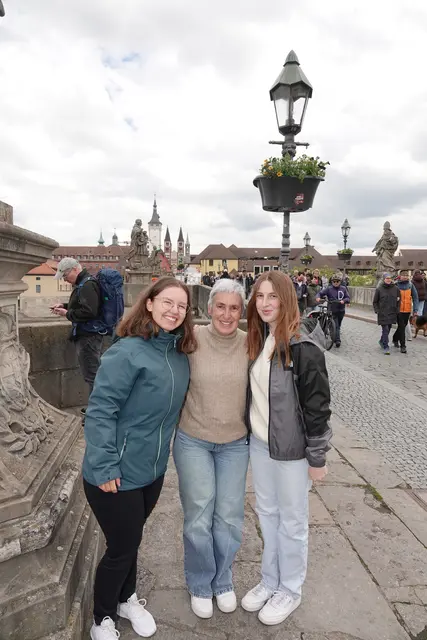Eine Mutter und zwei Töchter. 

Renate Wiedemann, 55, aus Augsburg (Mitte): 
„Wir wollten einen schönen gemeinsamen Tag – und bekamen viel mehr.“ 

Annalena Wiedemann (19), Augsburg (rechts im Bild): 
„Ich fand es beeindruckend, wie viele junge Leute da waren.“ 

Lisa Prübil (25),Würzburg (links im Bild): 
„Für mich war es wie ein Mix aus Festival und Nachdenkpause.“ 

Ihre gemeinsame Botschaft: 
„Wir wollen eine Kirche, die uns sieht – nicht eine, die uns erklärt.“ 
