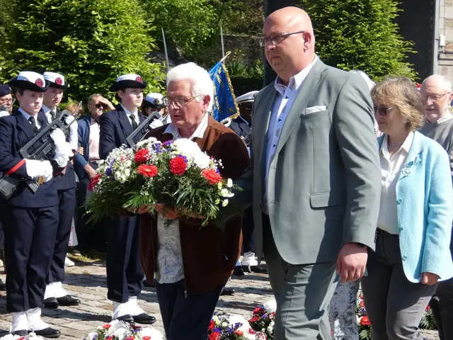 Elsenfelds Bürgermeister Kai Hohmann und der Vorsitzende des französischen Städtepartnerschaftskomitees Jean-Paul Hesnard beim Niederlegen der Blumen