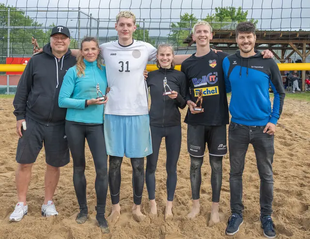 Die Sieger des Beachvolleyball-Landkreispokals stellten sich dem Fotografen mit (von links) Landkreis-Sportreferent Thorsten Schork, Anna Jakob, Linus Peiffer, Olivia Stich, Kjell Schönfeldt und Organisator Dominik Heuß.  | Foto: Winfried Zang