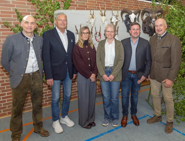 Trophäenbesichtigung in der Hegeschau des Nordlandkreises mit (von links) Armin Rubach (Vorsitzender BJV-Kreisverband Obernburg), Günther Oettinger (weiterer Stellvertreter des Landrats), Sabine Dobler-Stegmann (Sachgebietsleiterin Naturschutz, Jagd- und Fischereiwesen am Landratsamt), Veterinäramtsleiterin Dr. Vanessa Schönenbrücher, Obernburgs Bürgermeister Nikolaus Volland und Jagdberater Horst Feyrer. | Foto: Winfried Zang