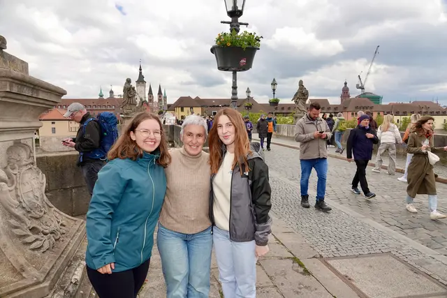 Eine Mutter und zwei Töchter. 

Renate Wiedemann, 55, aus Augsburg (Mitte): 
„Wir wollten einen schönen gemeinsamen Tag – und bekamen viel mehr.“ 

Annalena Wiedemann (19), Augsburg (rechts im Bild): 
„Ich fand es beeindruckend, wie viele junge Leute da waren.“ 

Lisa Prübil (25),Würzburg (links im Bild): 
„Für mich war es wie ein Mix aus Festival und Nachdenkpause.“ 

Ihre gemeinsame Botschaft: 
„Wir wollen eine Kirche, die uns sieht – nicht eine, die uns erklärt.“ 
