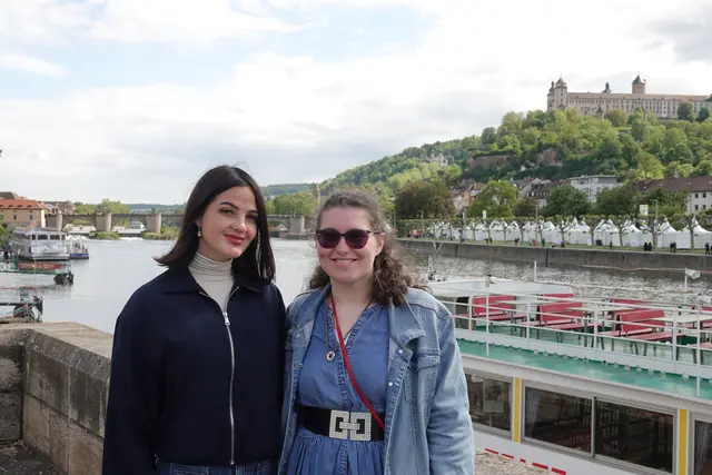 Frauen aus und um Würzburg. 
Melissa Münz,18, Kinderpflegerin aus Rieden (rechts im Bild):

„Ich wollte eigentlich nur kurz schauen, was hier los ist. Und dann stand ich plötzlich in einer Kirche, die wie ein Wohnzimmer wirkte – nur mit besseren Gesprächen.“ 

Julia Schwab, 19, Kinderpflegerin aus Würzburg:(links im Bild): 

„Der Katholikentag war wie ein Spaziergang durch verschiedene Welten. Erst Stille, dann Tanz, dann Politik. Und überall Menschen, die wirklich zuhören.“ 

Beide sagten unabhängig voneinander denselben Satz: 
„Wenn Kirche immer so wäre, wäre ich öfter da.“ 
