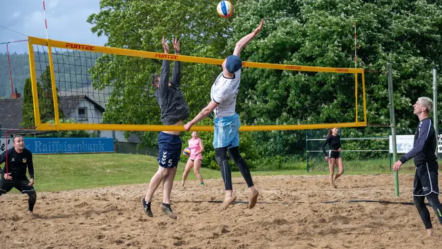 Szene aus dem Herrenfinale des Landkreispokals im Beachvolleyball: Linus Peiffer überwindet den Block von Louis Vogel, beobachtet von Klaus Wahl (links) und Kjell Schönfeldt (rechts). | Foto: Winfried Zang