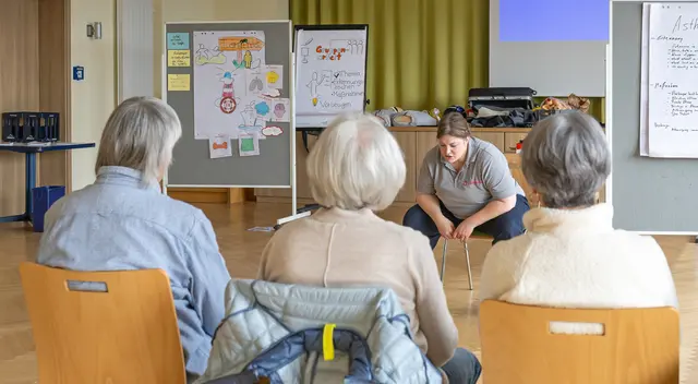 Bei einem Asthmaanfall kann der Kutschersitz akute Atemnot lindern, zeigte Anleiterin Stefanija Pänkert beim Erste-Hilfe-Seminar in Obernburg. | Foto: Winfried Zang