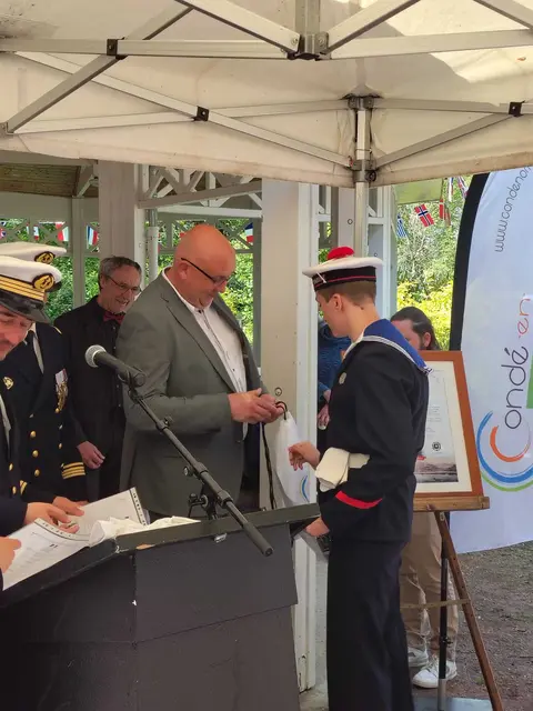 Diplomübergabe an einen Absolventen