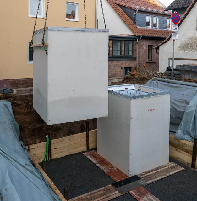 ... und so sieht es unter der Erde aus: Große Müllbehälter, die die Kommunale Abfallwirtschaft mit eigenem Personal leeren wird, fassen einige Kubikmeter Abfall. Das Bild entstand beim Einbau der Behälter im März 2026.  | Foto: Winfried Zang