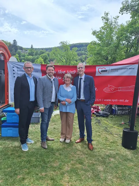Auf dem Foto sind vier Personen vor einem Banner der AWO zu sehen: Stephan Schreitz (Einrichtungsleiter des SpDi Miltenberg), Ingrid Kaiser (Vorsitzende AWO Kreisverband Miltenberg), der neue Landrat Björn Bartels und Bürgermeister Bernd Kahlert.
