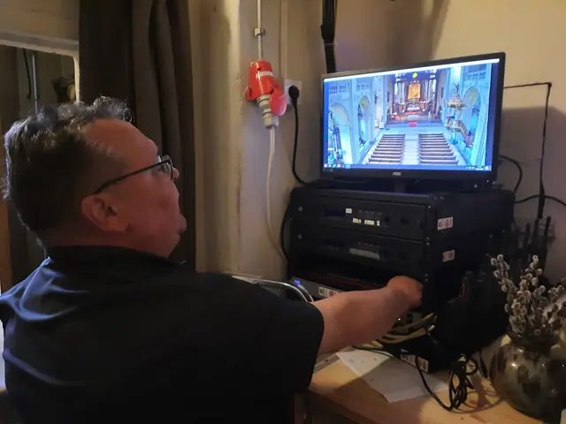 Mesner Markus Weigand begleitet die technische Zusammenarbeit mit K-TV von Beginn an und wacht über das „Herzstück“ der Technikanlage von K-TV in der Sakristei. | Foto: Achim Dörr