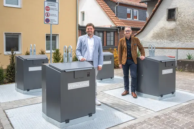 Zum Start des Testbetriebs des Unterflursystems in der Miltenberger Kaffeegasse zeigten sich Landrat Björn Bartels (links) und Miltenbergs Bürgermeister Bernd Kahlert angetan von dieser neuen Form der Müllentsorgung. | Foto: Winfried Zang