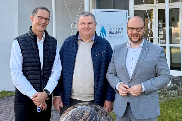 Das Bild zeigt die neue Geschäftsführung sowie Bürgermeister Meikel Dörr