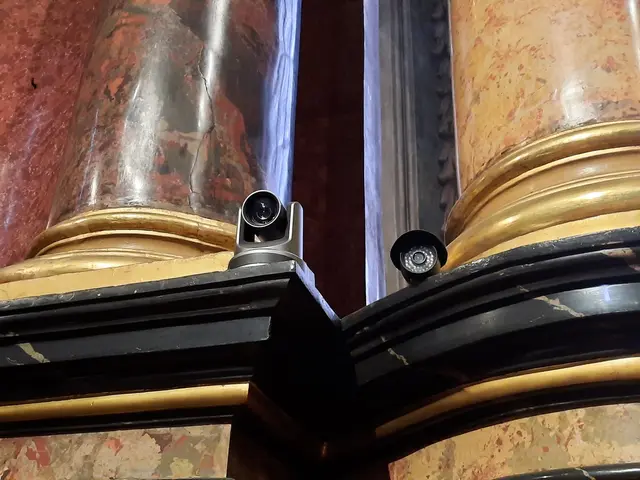Insgesamt vier Kameras sind in der Wallfahrtsbasilika installiert und liefern verschiedene Einstellungen der Übertragungen. | Foto: Achim Dörr