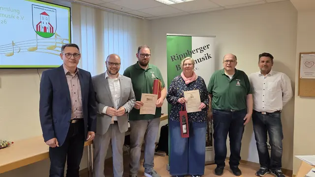 Wolfgang Konrad vom Musikverband Untermain und Bürgermeister Meikel Dörr (von links) sowie Ortsvorsteher Heiko Schmidt und Stefan Schell (von rechts) ehrten die beiden Mitglieder Christina Götzinger und Tobias Weckbach (beide Mitte) anlässlich ihre 25-jährige passive bzw. 20-jährige aktive Mitgliedschaft bei der Rippberger Blasmusik e.V.. | Foto: Rippberger Blasmusik e.V. 