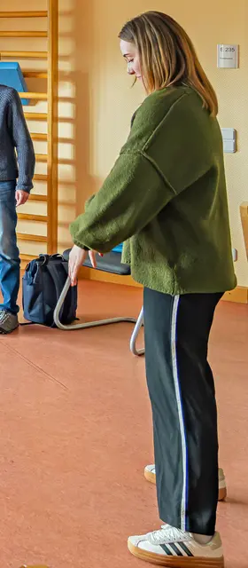 Wie man mit kurzen Übungen seinen Rücken entlasten kann, zeigte diese Anleiterin beim Workshop „Kurz raus aus dem Rücken – rein in die Entlastung.“  | Foto: Winfried Zang 