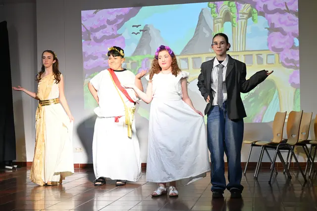"Hippolyta" Jelena Sedlak, "Theseus" Yigit Gökmen, "Hermia" Zeynep Kirca, "Lysander" Daria Loshkin | Foto: Michael Birkmann