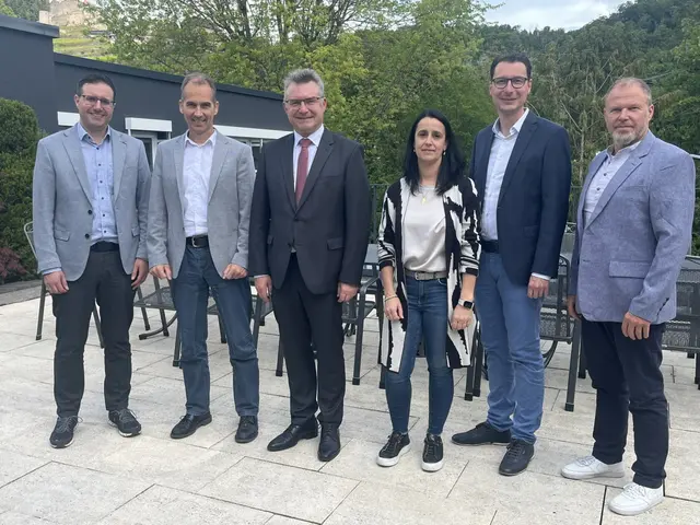 3.000 Euro spendet die Firma European Aerosols für die diesjährige Spielzeit der Zwingenberger Schlossfestspiele.

 | Foto: European Aerosols