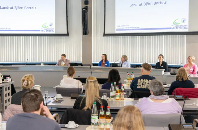 Landrat Björn Bartels (links) stellte sich im Inklusionsnetzwerk vor und lobte den großen Einsatz der Aktiven für die Inklusion. | Foto: Winfried Zang
