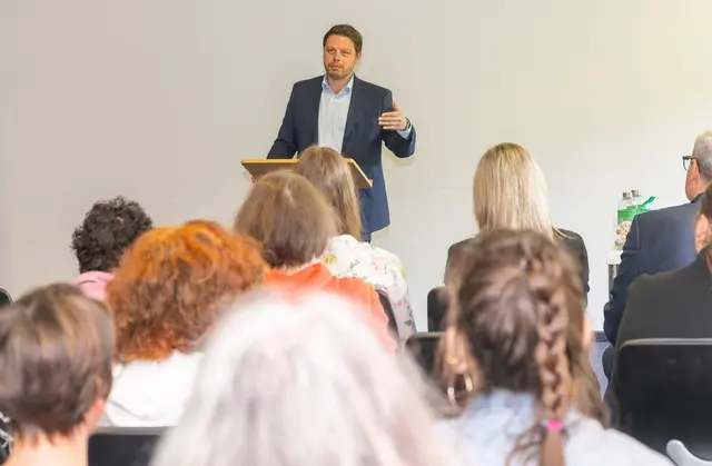 „Eine gute Pflege ist entscheidend für Würde, Sicherheit und Lebensqualität“, sagte Landrat Björn Bartels beim Gesundheitstag für Pflegekräfte in der Helios-Klinik Erlenbach. | Foto: Winfried Zang