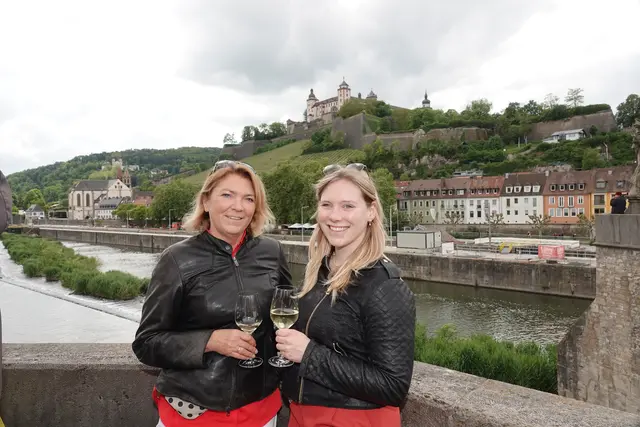 Pfingsten 2026 ist ein Fest der Leichtigkeit zwischen Höhen, Tälern und Flusslandschaften. Die Sonne macht gute Laune, die Wärme lockert die Muskeln, und die freien Tage schenken ein Gefühl von Sommer, das man am liebsten einpacken und bis Juli konservieren würde. Wer sich schützt, genießt. Wer genießt, tankt Kraft. Und