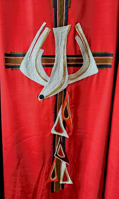 Die Taube und die Feuerzungen symbolisieren den Hl. Geist (Talar von Pfarrer Kleinhenz) | Foto: Martin Winkler
