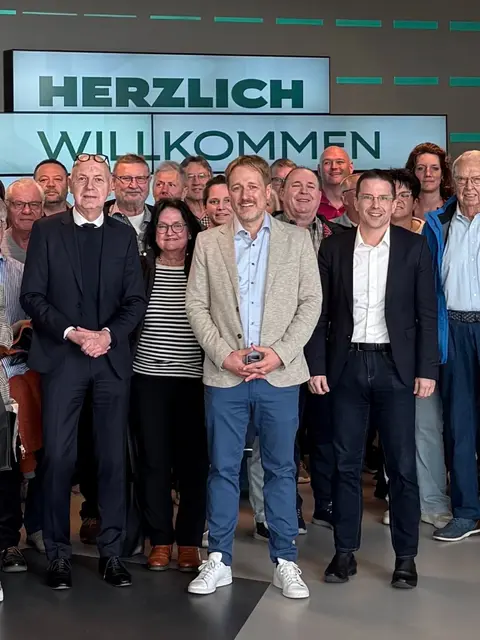 Bild: In der Mitte MdL Martin Stock, links DFB-Präsident Bernd Neuendorf und rechts der Präsident des Bayerischen Fußball-Verbandes, Dr. Christoph Kern, zusammen mit zahlreichen interessierten Besucherinnen und Besuchern. | Foto: Bürgerbüro MdL Stock