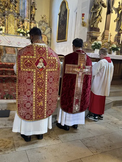 Pater Akhil &amp; Pater Nelson mit ihren festlichen Gewändern