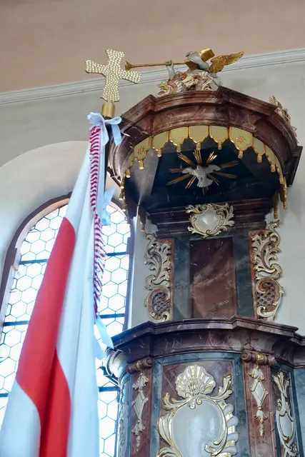 Fromme Utensilien und symbolträchtige Zeichen der Pfingstzeit.
