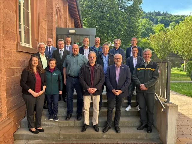 Ihre 25- und 40-jährigen Dienstjubiläen feierten jüngst sieben Mitarbeiterinnen und Mitarbeiter im Landratsamt Neckar-Odenwald-Kreis. Zudem verabschiedete Landrat Dr. Achim Brötel auch Alois Schäfer und Jürgen Ballweg in den Ruhestand. 


 | Foto: Landratsamt Neckar-Odenwald-Kreis
