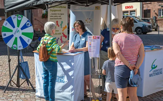 Viele interessante Gespräche zum Thema Ehrenamt und Ehrenamtskarte prägten den Ehrentag am Samstag auf dem Miltenberger Engelplatz.  | Foto: Winfried Zang
