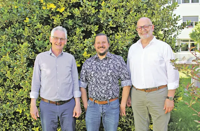 (v. l. n. r.) Geschäftsführer Charles Henri Rüttiger, Jubilar Björn Heilmann und Verkaufsleiter Bernd Hoffmann nach der Ehrung. | Foto: news creativ