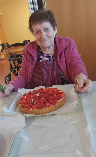 Renate Brettschneider mit dem süßen Erdbeer-Ergebnis. | Foto: ASB Region Heilbronn-Franken