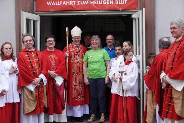 Im Rahmen des Wallfahrtstages wurde außerdem Erika Ullrich aus Mömbris besonders geehrt. Sie gehört seit 50 Jahren dem dortigen Wallfahrerverein an, engagiert sich seit 40 Jahren aktiv im Wallfahrtswesen und war von 2006 bis 2016 als Wallfahrtsführerin tätig. Darüber hinaus wirkte sie als Pilgerführerin und ist seit 2017 geistlicher Beistand im Wallfahrtsressort. Die Ehrung nahmen Weihbischof Paul Reder sowie der Walldürner Wallfahrtsleiter Pater Josef Bregula OFMConv. vor. 