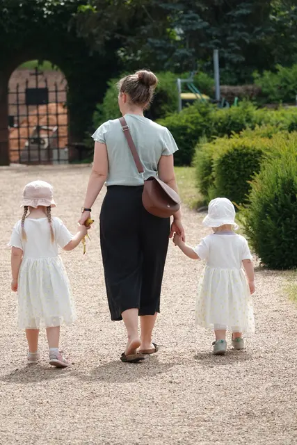 Die Besucher bewegen sich langsamer als sonst. Vielleicht, weil die Natur in dieser Übergangsphase eine eigene Sprache spricht. Die Hecken stehen dicht, aber noch nicht schwer. Der Lavendel beginnt zu duften, aber noch nicht zu dominieren. Die Amseln singen, als wollten sie den Mai verabschieden und den Juni zugleich begrüßen. Es ist ein Moment, in dem der Friedhof wie ein Kalenderblatt wirkt, das sich gerade umblättert.