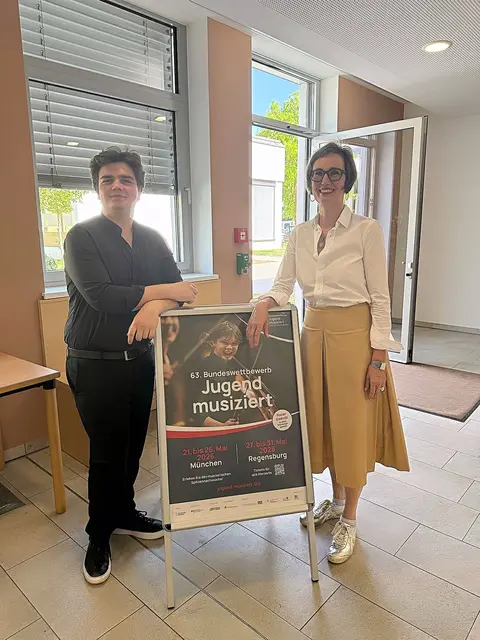 Bundespreisträger Adrian Dederer mit seiner Klavierlehrerin Sylvia Ackermann | Foto: Ansgar Waschbüsch