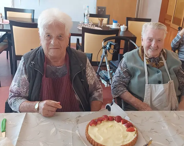 Vorfreude auf den Kuchen: Theresa Joherl und Ida Schaub helfen bei der Erstellung des Kuchens für den Nachmittagskaffee. | Foto: ASB Region Heilbronn-Franken